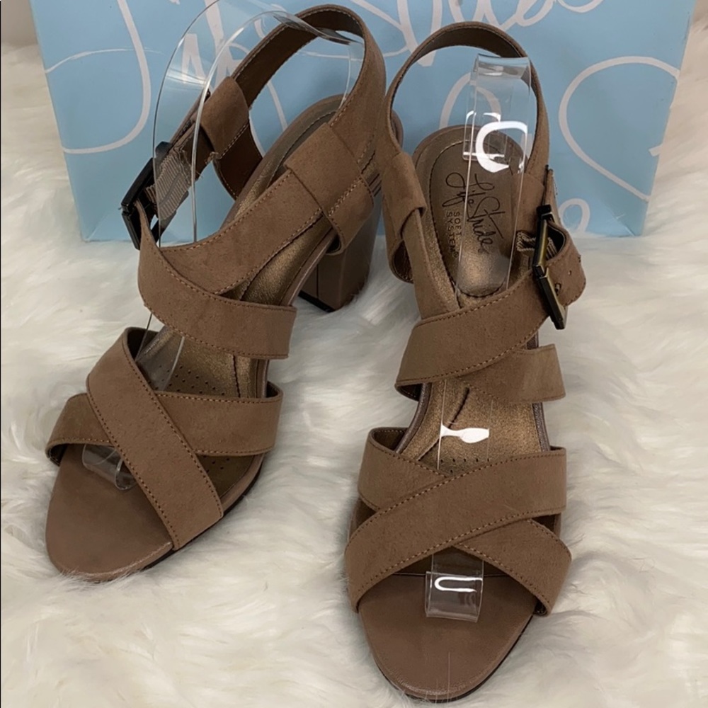 NWT Life Stride Taupe Heels